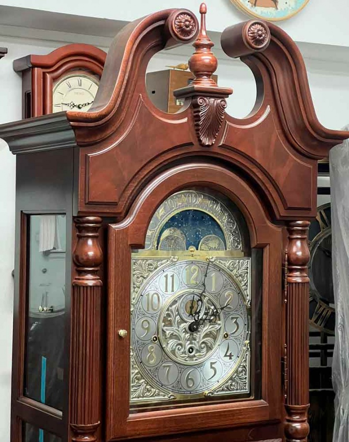 Напольные механические часы Howard Miller 610-948