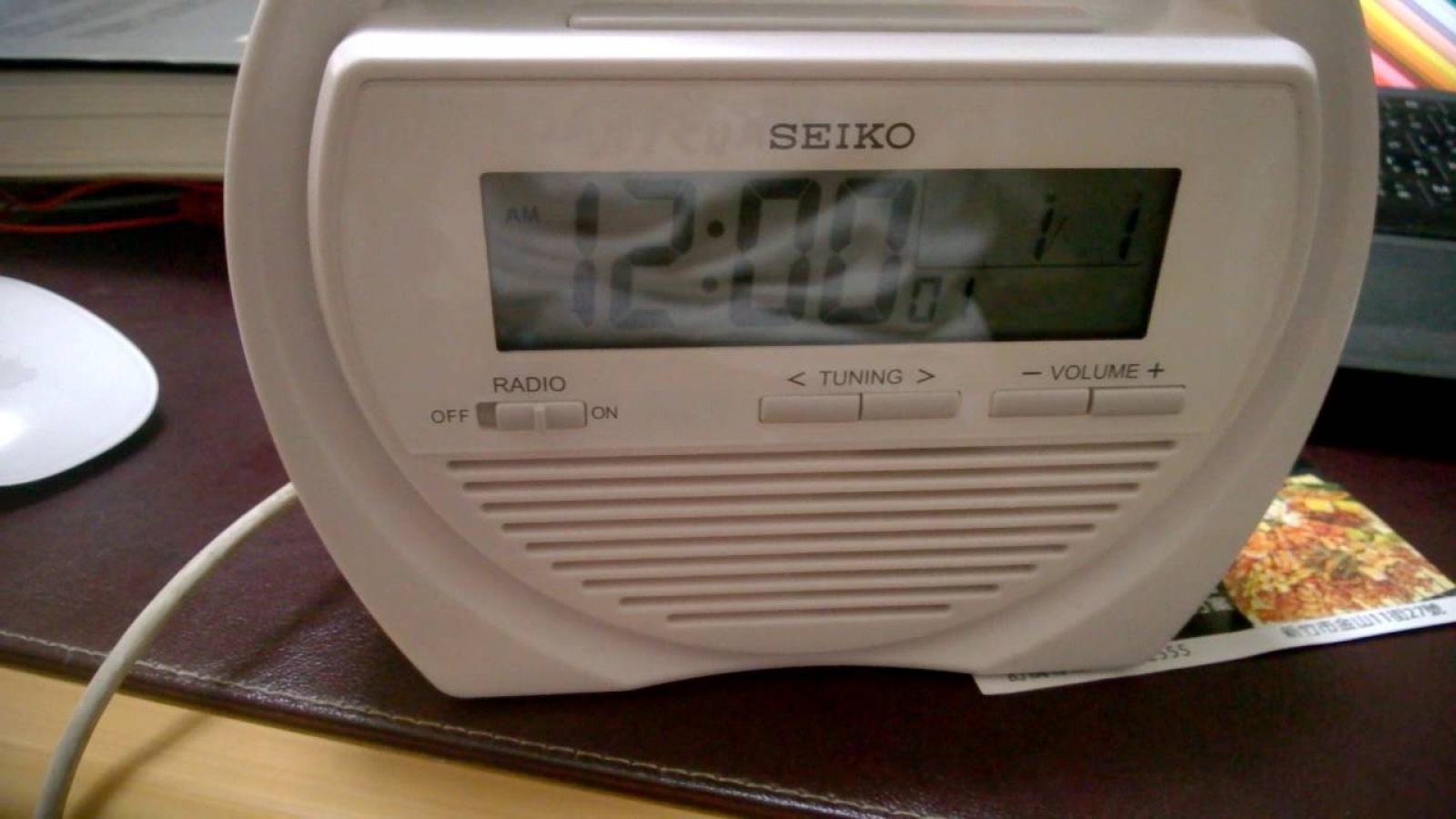 Настольные часы-будильник с радио Seiko QHL060WN