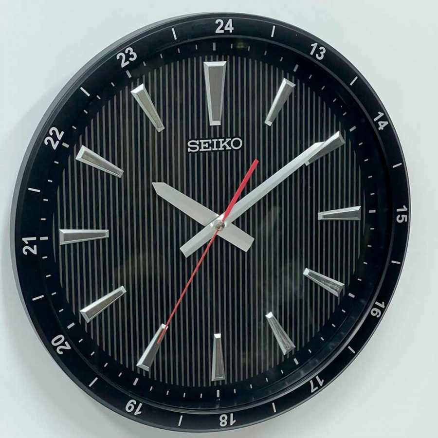Настенные черные часы Seiko QXA802K