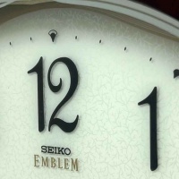 Настенные часы SEIKO AHS521B с фортепианной отделкой