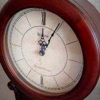 Кварцевые настенные часы с боем и мелодией Bulova C4436