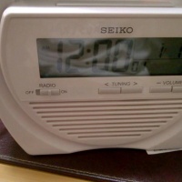 Настольные часы-будильник с радио Seiko QHL060WN